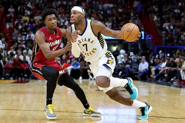 MIAMI, FLORIDA - NOVEMBER 30: Buddy Hield #7 of the Indiana Pacers drives against Josh Richardson #0 of the Miami Heat during the fourth quarter of the game at Kaseya Center on November 30, 2023 in Miami, Florida. NOTE TO USER: User expressly acknowledges and agrees that, by downloading and or using this photograph, User is consenting to the terms and conditions of the Getty Images License Agreement. (Photo by Megan Briggs/Getty Images)