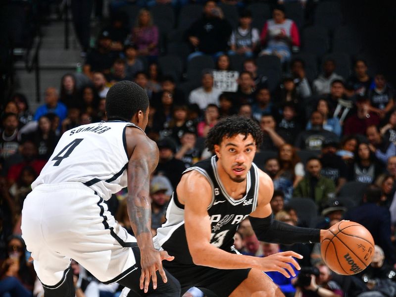 SAN ANTONIO, TX - JANUARY 17:  Tre Jones #33 of the San Antonio Spurs drives to the basket during the game against the Brooklyn Nets on January 17, 2023 at the AT&T Center in San Antonio, Texas. NOTE TO USER: User expressly acknowledges and agrees that, by downloading and or using this photograph, user is consenting to the terms and conditions of the Getty Images License Agreement. Mandatory Copyright Notice: Copyright 2022 NBAE (Photos by Michael Gonzales/NBAE via Getty Images)