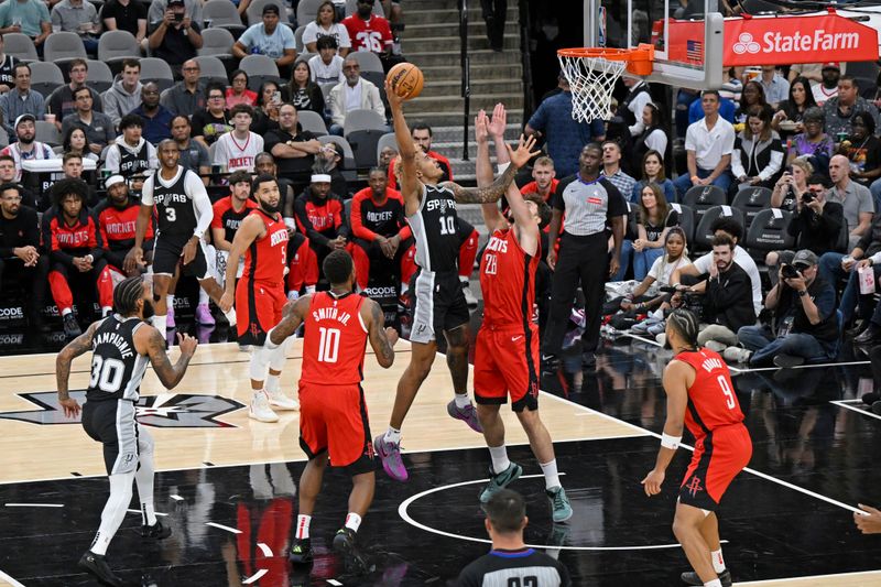 SAN ANTONIO, TX - OCTOBER 28: Jeremy Sochan #10 of the San Antonio Spurs drives to the basket during the game against the Houston Rockets on October 28, 2024 at the Frost Bank Center in San Antonio, Texas. NOTE TO USER: User expressly acknowledges and agrees that, by downloading and or using this photograph, user is consenting to the terms and conditions of the Getty Images License Agreement. Mandatory Copyright Notice: Copyright 2024 NBAE (Photos by David DowNBAE via Getty Images)