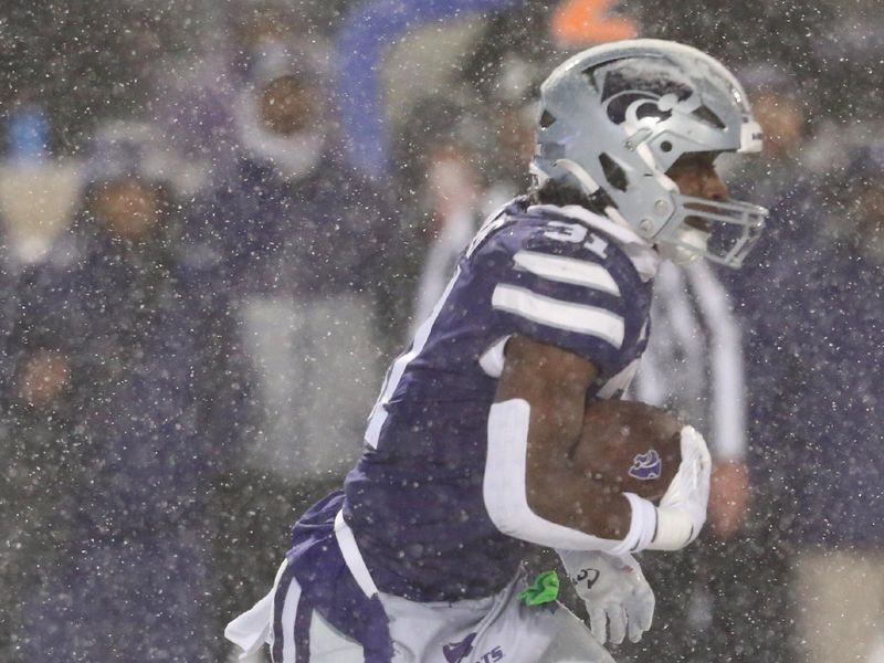 Nov 25, 2023; Manhattan, Kansas, USA; Kansas State Wildcats running back DJ Giddens (31) carries the ball during the first quarter against the Iowa State Cyclones at Bill Snyder Family Football Stadium. Mandatory Credit: Scott Sewell-USA TODAY Sports