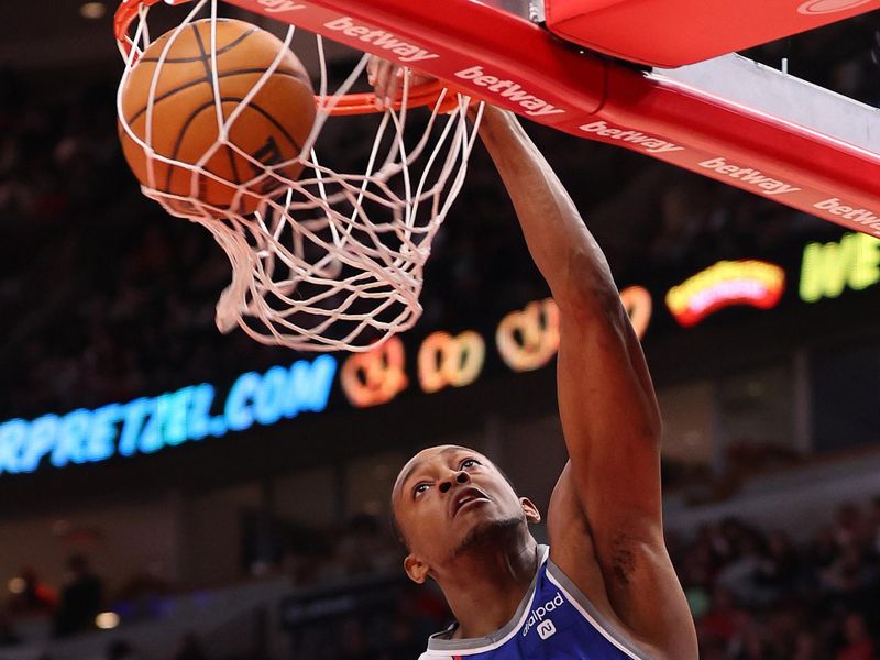 CHICAGO, ILLINOIS - FEBRUARY 03: De'Aaron Fox #5 of the Sacramento Kings dunks against the Chicago Bulls during the first half at the United Center on February 03, 2024 in Chicago, Illinois. NOTE TO USER: User expressly acknowledges and agrees that, by downloading and or using this photograph, User is consenting to the terms and conditions of the Getty Images License Agreement.  (Photo by Michael Reaves/Getty Images)