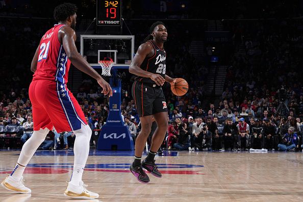 PHILADELPHIA, PA - DECEMBER 15: Isaiah Stewart #28 of the Detroit Pistons dribbles the ball during the game against the Philadelphia 76ers on December 15, 2023 at the Wells Fargo Center in Philadelphia, Pennsylvania NOTE TO USER: User expressly acknowledges and agrees that, by downloading and/or using this Photograph, user is consenting to the terms and conditions of the Getty Images License Agreement. Mandatory Copyright Notice: Copyright 2023 NBAE (Photo by Jesse D. Garrabrant/NBAE via Getty Images)