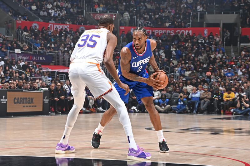 LOS ANGELES, CA - JANUARY 8: Kawhi Leonard #2 of the LA Clippers looks to pass the ball during the game against the Phoenix Suns on January 8, 2024 at Crypto.Com Arena in Los Angeles, California. NOTE TO USER: User expressly acknowledges and agrees that, by downloading and/or using this Photograph, user is consenting to the terms and conditions of the Getty Images License Agreement. Mandatory Copyright Notice: Copyright 2024 NBAE (Photo by Andrew D. Bernstein/NBAE via Getty Images)