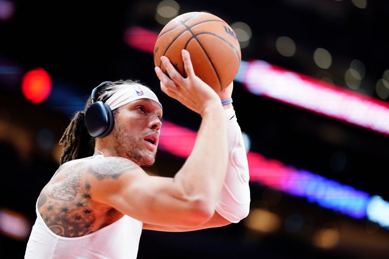 TORONTO, CANADA - OCTOBER 28: Aaron Gordon #32 of the Denver Nuggets warms up before the game against the Toronto Raptors on October 28, 2024 at the Scotiabank Arena in Toronto, Ontario, Canada.  NOTE TO USER: User expressly acknowledges and agrees that, by downloading and or using this Photograph, user is consenting to the terms and conditions of the Getty Images License Agreement.  Mandatory Copyright Notice: Copyright 2024 NBAE (Photo by Mark Blinch/NBAE via Getty Images)