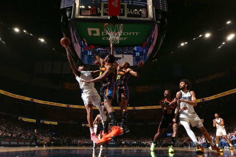 OKLAHOMA CITY, OK - NOVEMBER 17: P.J Washington #25 of the Dallas Mavericks drives to the basket during the game against the Oklahoma City Thunder on November 17, 2024 at Paycom Center in Oklahoma City, Oklahoma. NOTE TO USER: User expressly acknowledges and agrees that, by downloading and or using this photograph, User is consenting to the terms and conditions of the Getty Images License Agreement. Mandatory Copyright Notice: Copyright 2024 NBAE (Photo by Zach Beeker/NBAE via Getty Images)