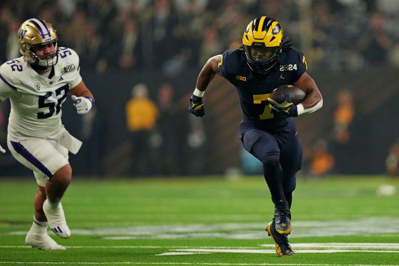 Jan 8, 2024; Houston, TX, USA; Michigan Wolverines running back Donovan Edwards (7) runs for a touchdown against the Washington Huskies during the first quarter in the 2024 College Football Playoff national championship game at NRG Stadium. Mandatory Credit: Kirby Lee-USA TODAY Sports