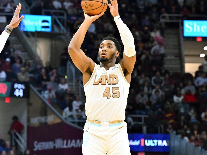 CLEVELAND, OHIO - JANUARY 04: Donovan Mitchell #45 of the Cleveland Cavaliers shoots during the second quarter against the Phoenix Suns at Rocket Mortgage Fieldhouse on January 04, 2023 in Cleveland, Ohio. NOTE TO USER: User expressly acknowledges and agrees that, by downloading and or using this photograph, User is consenting to the terms and conditions of the Getty Images License Agreement. (Photo by Jason Miller/Getty Images)