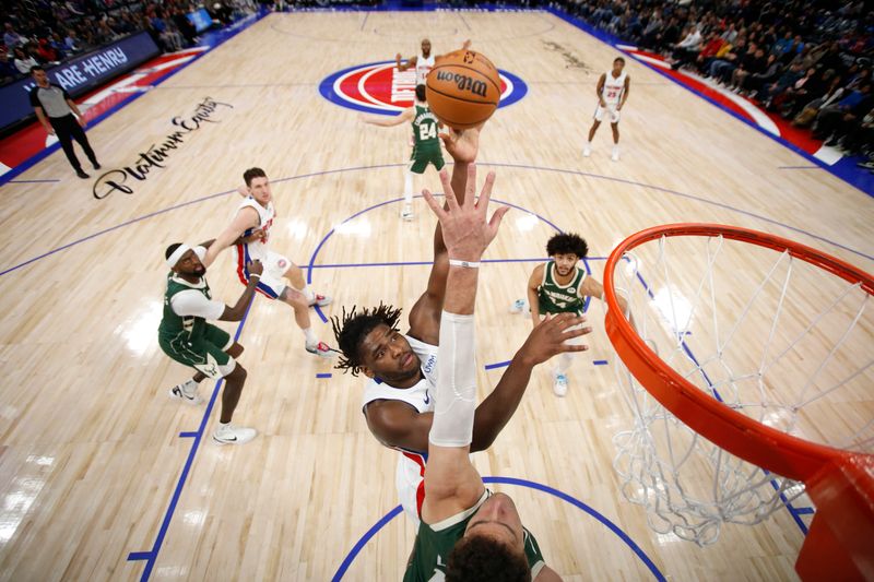 DETROIT, MI - JANUARY 22: Isaiah Stewart #28 of the Detroit Pistons drives to the basket during the game against the Milwaukee Bucks on January 22, 2024 at Little Caesars Arena in Detroit, Michigan. NOTE TO USER: User expressly acknowledges and agrees that, by downloading and/or using this photograph, User is consenting to the terms and conditions of the Getty Images License Agreement. Mandatory Copyright Notice: Copyright 2024 NBAE (Photo by Brian Sevald/NBAE via Getty Images)