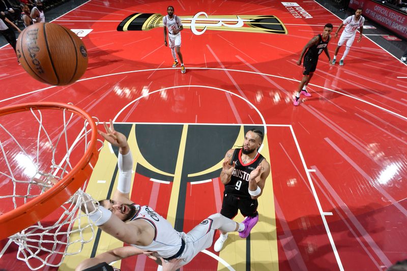 HOUSTON, TX - NOVEMBER 15: Ivica Zubac #40 of the LA Clippers drives to the basket during the game against the Houston Rockets during the Emirates NBA Cup game on November 15, 2024 at the Toyota Center in Houston, Texas. NOTE TO USER: User expressly acknowledges and agrees that, by downloading and or using this photograph, User is consenting to the terms and conditions of the Getty Images License Agreement. Mandatory Copyright Notice: Copyright 2024 NBAE (Photo by Logan Riely/NBAE via Getty Images)