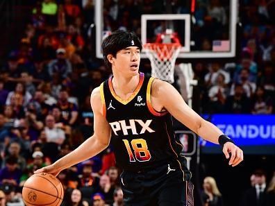 PHOENIX, AZ - OCTOBER 31: Yuta Watanabe #18 of the Phoenix Suns dribbles the ball during the game against the San Antonio Spurs on October 31, 2023 at Footprint Center in Phoenix, Arizona. NOTE TO USER: User expressly acknowledges and agrees that, by downloading and or using this photograph, user is consenting to the terms and conditions of the Getty Images License Agreement. Mandatory Copyright Notice: Copyright 2023 NBAE (Photo by Barry Gossage/NBAE via Getty Images)