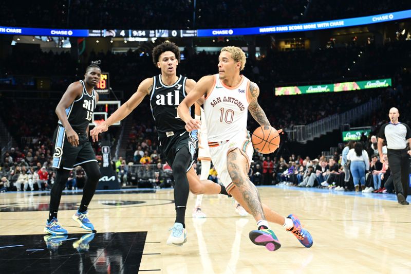 ATLANTA, GA - JANUARY 15: Jeremy Sochan #10 of the San Antonio Spurs dribbles the ball during the game against the Atlanta Hawks on January 15, 2024 at State Farm Arena in Atlanta, Georgia.  NOTE TO USER: User expressly acknowledges and agrees that, by downloading and/or using this Photograph, user is consenting to the terms and conditions of the Getty Images License Agreement. Mandatory Copyright Notice: Copyright 2024 NBAE (Photo by Adam Hagy/NBAE via Getty Images)