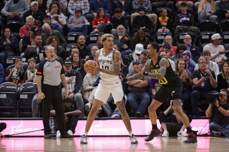 SALT LAKE CITY, UT - MARCH 27: Jeremy Sochan #10 of the San Antonio Spurs looks to pass the ball during the game against the Utah Jazz on March 27, 2024 at Delta Center in Salt Lake City, Utah. NOTE TO USER: User expressly acknowledges and agrees that, by downloading and or using this Photograph, User is consenting to the terms and conditions of the Getty Images License Agreement. Mandatory Copyright Notice: Copyright 2024 NBAE (Photo by Chris Nicoll/NBAE via Getty Images)