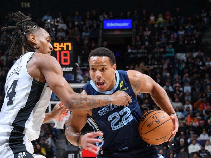 SAN ANTONIO, TX - JANUARY 17: Desmond Bane #22 of the Memphis Grizzlies handles the ball during the game against the San Antonio Spurs on January 17, 2025 at the Frost Bank Center in San Antonio, Texas. NOTE TO USER: User expressly acknowledges and agrees that, by downloading and or using this photograph, user is consenting to the terms and conditions of the Getty Images License Agreement. Mandatory Copyright Notice: Copyright 2025 NBAE (Photos by Michael Gonzales/NBAE via Getty Images)