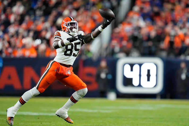 Cleveland Browns tight end David Njoku makes a reception during the first half of an NFL football game against the Denver Broncos, Monday, Dec. 2, 2024, in Denver. (AP Photo/Jack Dempsey)