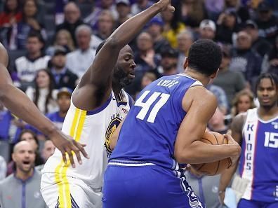 SACRAMENTO, CALIFORNIA - NOVEMBER 28: Draymond Green #23 of the Golden State Warriors guards Trey Lyles #41 of the Sacramento Kings in the fourth quarter during the NBA In-Season Tournament game at Golden 1 Center on November 28, 2023 in Sacramento, California. NOTE TO USER: User expressly acknowledges and agrees that, by downloading and or using this photograph, User is consenting to the terms and conditions of the Getty Images License Agreement. (Photo by Lachlan Cunningham/Getty Images)