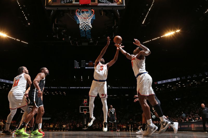 BROOKLYN, NY - JANUARY 23: OG Anunoby #8 of the New York Knicks rebounds during the game against the Brooklyn Nets on January 23, 2024 at Barclays Center in Brooklyn, New York. NOTE TO USER: User expressly acknowledges and agrees that, by downloading and or using this Photograph, user is consenting to the terms and conditions of the Getty Images License Agreement. Mandatory Copyright Notice: Copyright 2024 NBAE (Photo by Nathaniel S. Butler/NBAE via Getty Images)