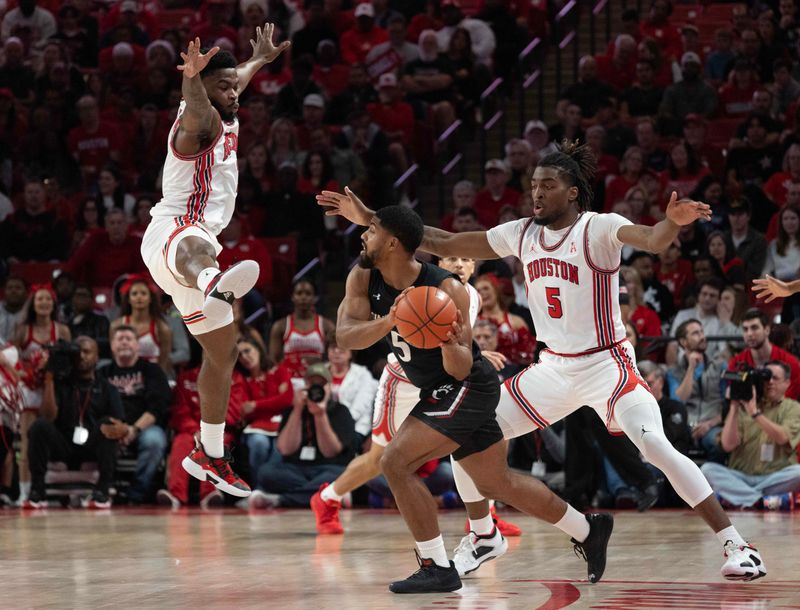 Can the Cincinnati Bearcats Claw Victory at Fertitta Center?