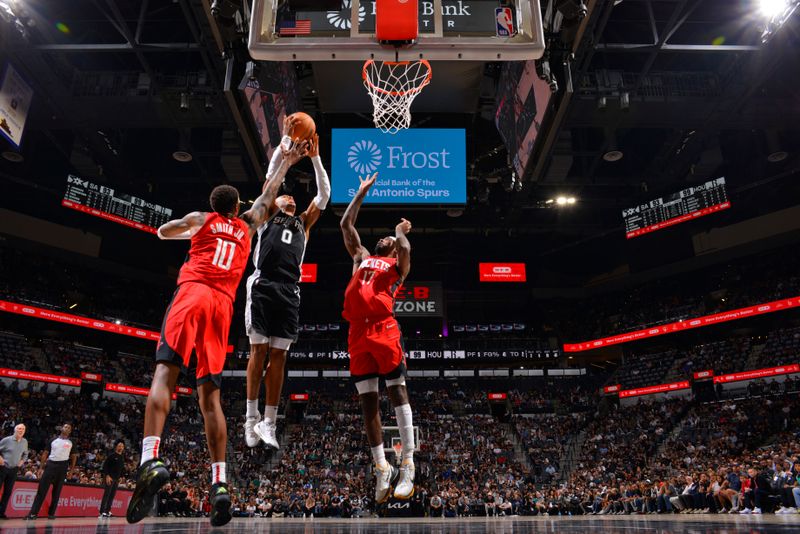 SAN ANTONIO, TX - OCTOBER 28: Keldon Johnson #0 of the San Antonio Spurs drives to the basket during the game against the Houston Rockets on October 28, 2024 at the Frost Bank Center in San Antonio, Texas. NOTE TO USER: User expressly acknowledges and agrees that, by downloading and or using this photograph, user is consenting to the terms and conditions of the Getty Images License Agreement. Mandatory Copyright Notice: Copyright 2024 NBAE (Photos by Jesse D. Garrabrant/NBAE via Getty Images)