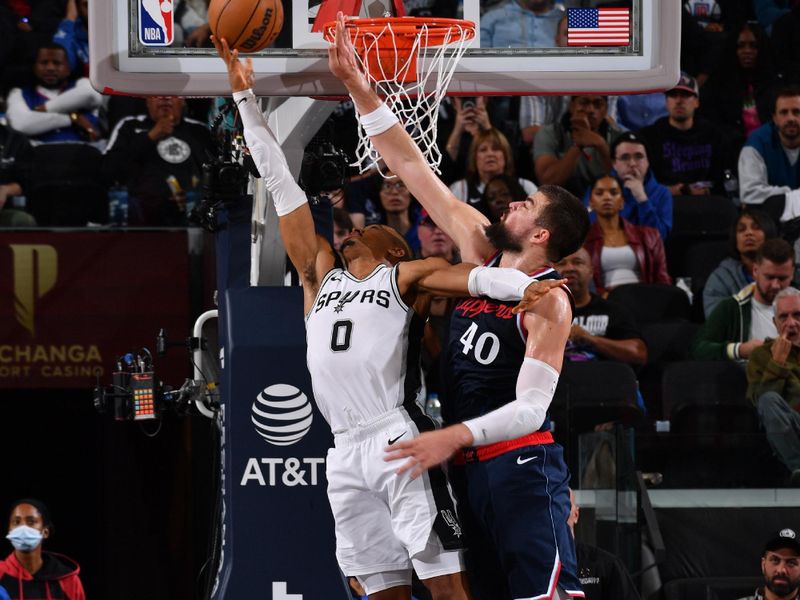 INGLEWOOD, CA - NOVEMBER 4: Keldon Johnson #0 of the San Antonio Spurs drives to the basket during the game against the LA Clippers on November 4, 2024 at Intuit Dome in Los Angeles, California. NOTE TO USER: User expressly acknowledges and agrees that, by downloading and/or using this Photograph, user is consenting to the terms and conditions of the Getty Images License Agreement. Mandatory Copyright Notice: Copyright 2024 NBAE (Photo by Juan Ocampo/NBAE via Getty Images)