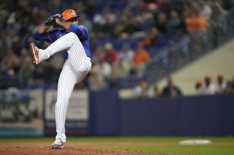 Mar 6, 2025; Port St. Lucie, Florida, USA;  New York Mets pitcher Edwin Díaz (39) pitches in the 4th inning against the Houston Astros at Clover Park. Mandatory Credit: Jim Rassol-Imagn Images