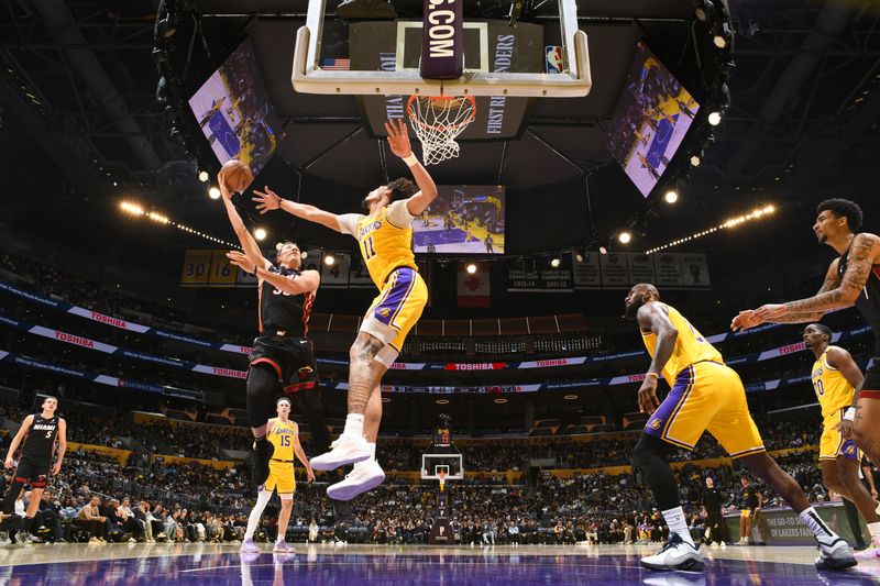 LOS ANGELES, CA - JANUARY 15: Duncan Robinson #55 of the Miami Heat drives to the basket during the game against the Los Angeles Lakers on January 15, 2025 at Crypto.Com Arena in Los Angeles, California. NOTE TO USER: User expressly acknowledges and agrees that, by downloading and/or using this Photograph, user is consenting to the terms and conditions of the Getty Images License Agreement. Mandatory Copyright Notice: Copyright 2025 NBAE (Photo by Tyler Ross/NBAE via Getty Images)