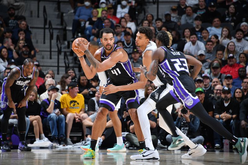 SAN ANTONIO, TX - NOVEMBER 11:   Trey Lyles #41 of the Sacramento Kings looks to pass the ball during the game against the San Antonio Spurs during a regular season game on November 11, 2024 at the Frost Bank Center in San Antonio, Texas. NOTE TO USER: User expressly acknowledges and agrees that, by downloading and or using this photograph, user is consenting to the terms and conditions of the Getty Images License Agreement. Mandatory Copyright Notice: Copyright 2024 NBAE (Photos by Michael Gonzales/NBAE via Getty Images)