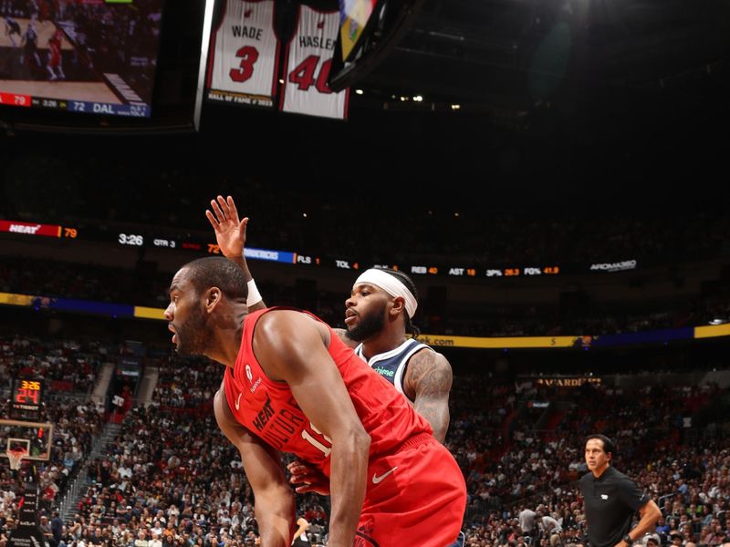 MIAMI, FL - NOVEMBER 24: Alec Burks #18 of the Miami Heat dribbles the ball during the game against the Dallas Mavericks on November 24, 2024 at Kaseya Center in Miami, Florida. NOTE TO USER: User expressly acknowledges and agrees that, by downloading and or using this Photograph, user is consenting to the terms and conditions of the Getty Images License Agreement. Mandatory Copyright Notice: Copyright 2024 NBAE (Photo by Issac Baldizon/NBAE via Getty Images)