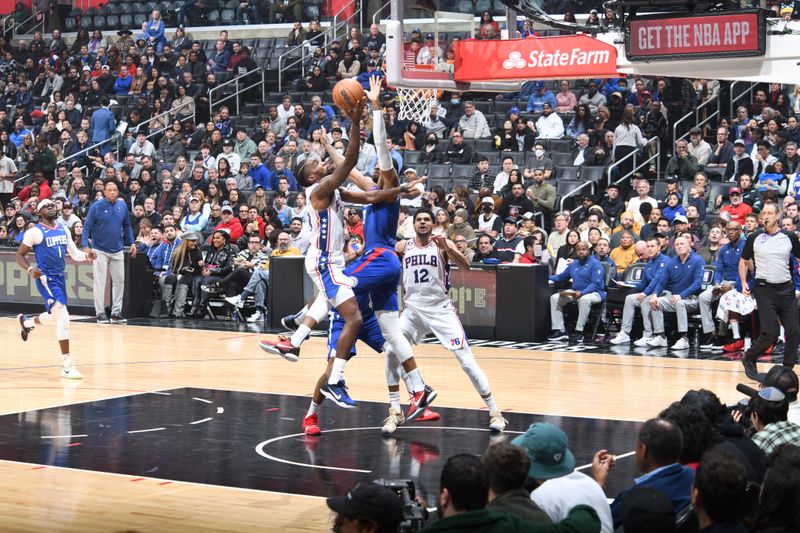 LOS ANGELES, CA - JANUARY 17: Shake Milton #18 of the Philadelphia 76ers drives to the basket during the game against the LA Clippers on January 17, 2023 at Crypto.Com Arena in Los Angeles, California. NOTE TO USER: User expressly acknowledges and agrees that, by downloading and/or using this Photograph, user is consenting to the terms and conditions of the Getty Images License Agreement. Mandatory Copyright Notice: Copyright 2023 NBAE (Photo by Adam Pantozzi/NBAE via Getty Images)