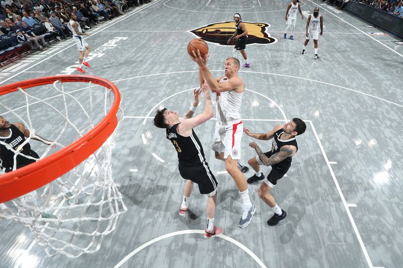 MEMPHIS, TN - FEBRUARY 23: Mason Plumlee #44 of the LA Clippers rebounds the ball during the game against the Memphis Grizzlies on February 23, 2024 at FedExForum in Memphis, Tennessee. NOTE TO USER: User expressly acknowledges and agrees that, by downloading and or using this photograph, User is consenting to the terms and conditions of the Getty Images License Agreement. Mandatory Copyright Notice: Copyright 2024 NBAE (Photo by Joe Murphy/NBAE via Getty Images)