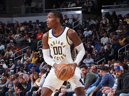 INDIANAPOLIS, IN - NOVEMBER 22: Bennedict Mathurin #00 of the Indiana Pacers looks to pass the ball during the game against the Toronto Raptors on November 22, 2023 at Gainbridge Fieldhouse in Indianapolis, Indiana. NOTE TO USER: User expressly acknowledges and agrees that, by downloading and or using this Photograph, user is consenting to the terms and conditions of the Getty Images License Agreement. Mandatory Copyright Notice: Copyright 2023 NBAE (Photo by Ron Hoskins/NBAE via Getty Images)