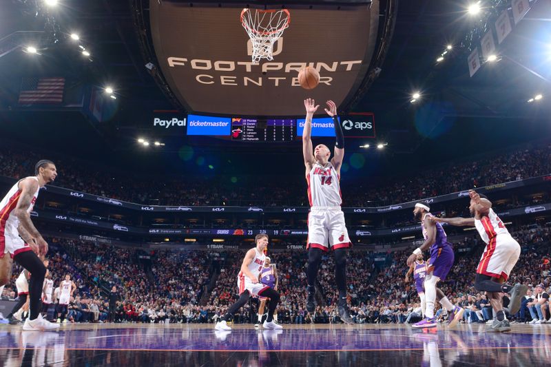 PHOENIX, AZ - NOVEMBER 6: Tyler Herro #14 of the Miami Heat drives to the basket during the game against the Phoenix Suns on November 6, 2024 at Footprint Center in Phoenix, Arizona. NOTE TO USER: User expressly acknowledges and agrees that, by downloading and or using this photograph, user is consenting to the terms and conditions of the Getty Images License Agreement. Mandatory Copyright Notice: Copyright 2024 NBAE (Photo by Kate Frese/NBAE via Getty Images)