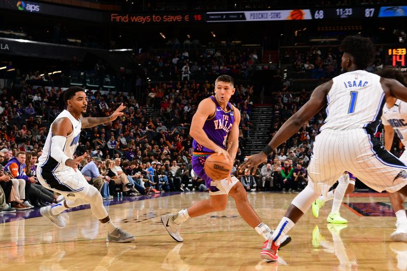 PHOENIX, AZ - NOVEMBER 18: Grayson Allen #8 of the Phoenix Suns passes the ball during the game against the Orlando Magic on November 18, 2024 at Footprint Center in Phoenix, Arizona. NOTE TO USER: User expressly acknowledges and agrees that, by downloading and or using this photograph, user is consenting to the terms and conditions of the Getty Images License Agreement. Mandatory Copyright Notice: Copyright 2024 NBAE (Photo by Kate Frese/NBAE via Getty Images)