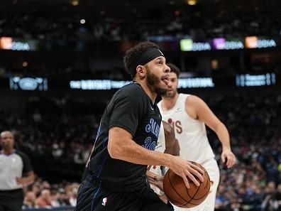 DALLAS, TX - DECEMBER 27: Seth Curry #30 of the Dallas Mavericks drives to the basket during the gameagainst the Cleveland Cavaliers on December 27, 2023 at the American Airlines Center in Dallas, Texas. NOTE TO USER: User expressly acknowledges and agrees that, by downloading and or using this photograph, User is consenting to the terms and conditions of the Getty Images License Agreement. Mandatory Copyright Notice: Copyright 2023 NBAE (Photo by Glenn James/NBAE via Getty Images)