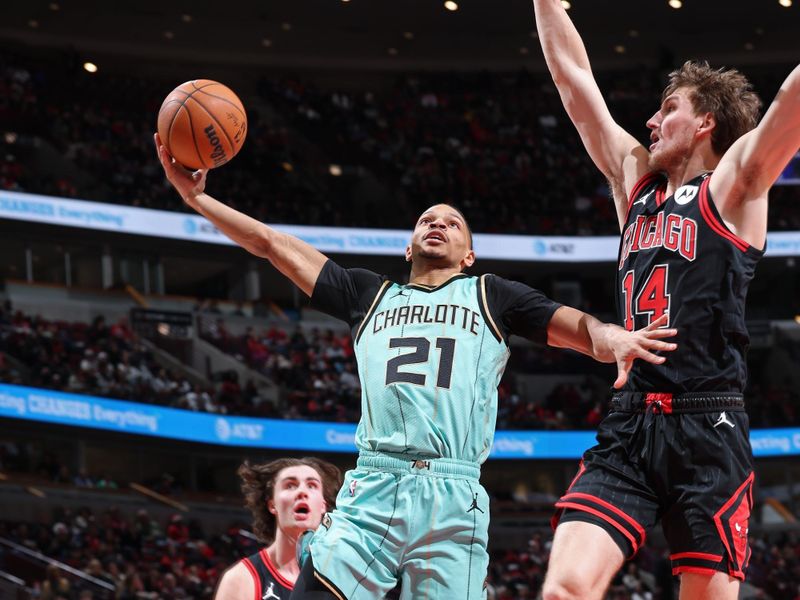 CHICAGO, IL - DECEMBER 13: Isaiah Wong #21 of the Charlotte Hornets drives to the basket during the game against the Chicago Bulls on December 13, 2024 at United Center in Chicago, Illinois. NOTE TO USER: User expressly acknowledges and agrees that, by downloading and or using this photograph, User is consenting to the terms and conditions of the Getty Images License Agreement. Mandatory Copyright Notice: Copyright 2024 NBAE (Photo by Jeff Haynes/NBAE via Getty Images)