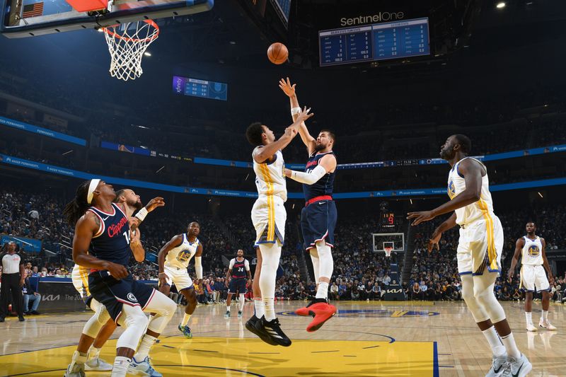 SAN FRANCISCO, CA - OCTOBER 27: Ivica Zubac #40 of the LA Clippers shoots the ball during the game against the Golden State Warriors on October 27, 2024 at Chase Center in San Francisco, California. NOTE TO USER: User expressly acknowledges and agrees that, by downloading and or using this photograph, user is consenting to the terms and conditions of Getty Images License Agreement. Mandatory Copyright Notice: Copyright 2024 NBAE (Photo by Noah Graham/NBAE via Getty Images)