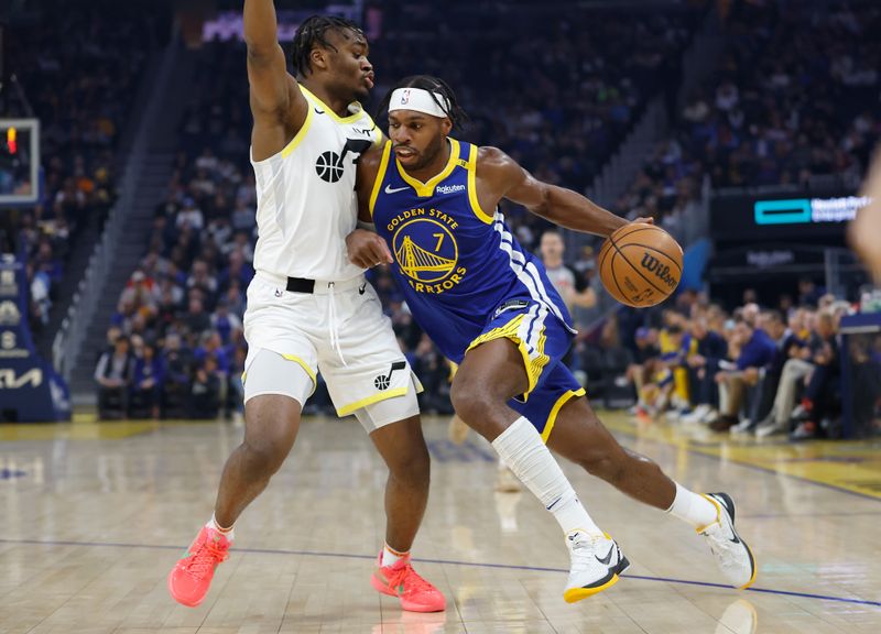 SAN FRANCISCO, CALIFORNIA - JANUARY 28: Buddy Hield #7 of the Golden State Warriors drives to the basket against Isaiah Collier #13 of the Utah Jazz in the first quarter at Chase Center on January 28, 2025 in San Francisco, California. NOTE TO USER: User expressly acknowledges and agrees that, by downloading and or using this photograph, User is consenting to the terms and conditions of the Getty Images License Agreement. (Photo by Lachlan Cunningham/Getty Images)