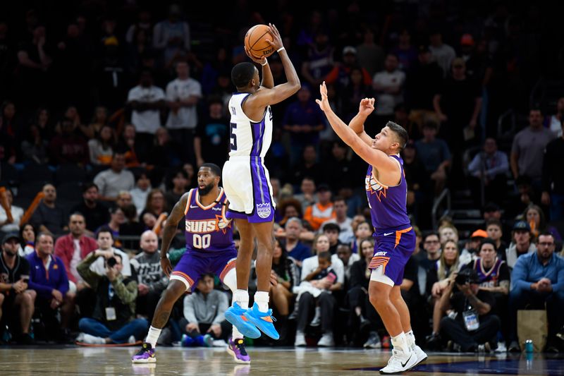 PHOENIX, ARIZONA - NOVEMBER 10: De'Aaron Fox #5 of the Sacramento Kings shoots a three-point shot during overtime of the NBA game against the Phoenix Suns at Footprint Center on November 10, 2024 in Phoenix, Arizona. NOTE TO USER: User expressly acknowledges and agrees that, by downloading and/or using this photograph, user is consenting to the terms and conditions of the Getty Images License Agreement.  (Photo by Kelsey Grant/Getty Images)