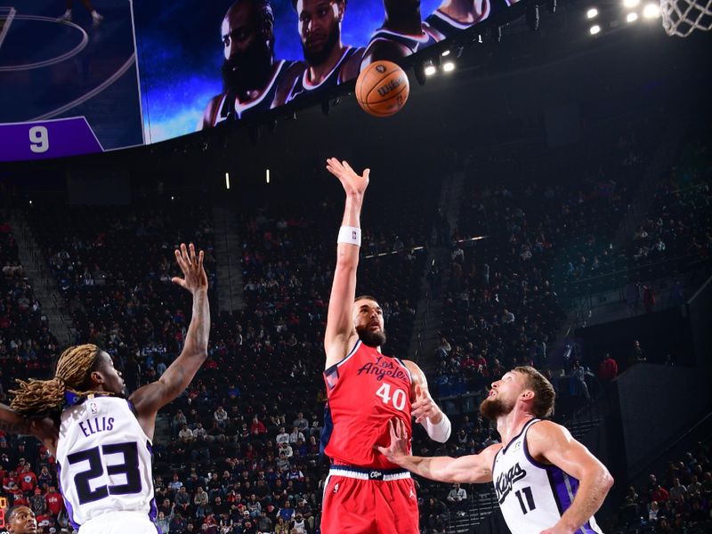 INGLEWOOD, CA - NOVEMBER 22: Ivica Zubac #40 of the LA Clippers shoots the ball during the game against the Sacramento Kings on November 22, 2024 at Intuit Dome in Los Angeles, California. NOTE TO USER: User expressly acknowledges and agrees that, by downloading and/or using this Photograph, user is consenting to the terms and conditions of the Getty Images License Agreement. Mandatory Copyright Notice: Copyright 2024 NBAE (Photo by Adam Pantozzi/NBAE via Getty Images)
