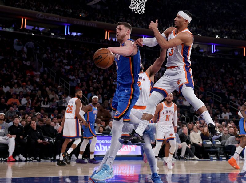 NEW YORK, NEW YORK - JANUARY 10:  Isaiah Hartenstein #55 of the Oklahoma City Thunder and Josh Hart #3 of the New York Knicks fight for the rebound during the first half at Madison Square Garden on January 10, 2025 in New York City. NOTE TO USER: User expressly acknowledges and agrees that, by downloading and or using this photograph, User is consenting to the terms and conditions of the Getty Images License Agreement. (Photo by Elsa/Getty Images)