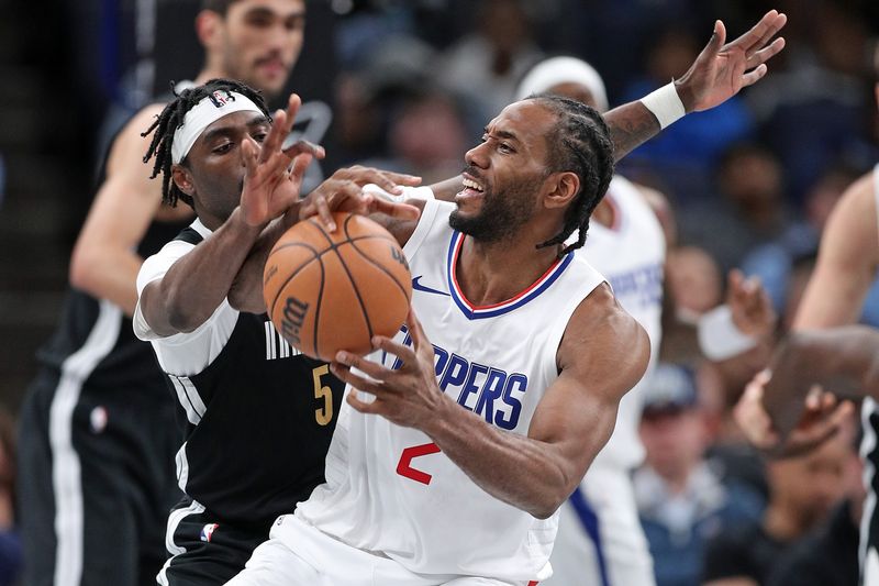 MEMPHIS, TENNESSEE - FEBRUARY 23: Kawhi Leonard #2 of the LA Clippers handles the ball against Vince Williams Jr. #5 of the Memphis Grizzlies during the second half at FedExForum on February 23, 2024 in Memphis, Tennessee. NOTE TO USER: User expressly acknowledges and agrees that, by downloading and or using this photograph, User is consenting to the terms and conditions of the Getty Images License Agreement. (Photo by Justin Ford/Getty Images)