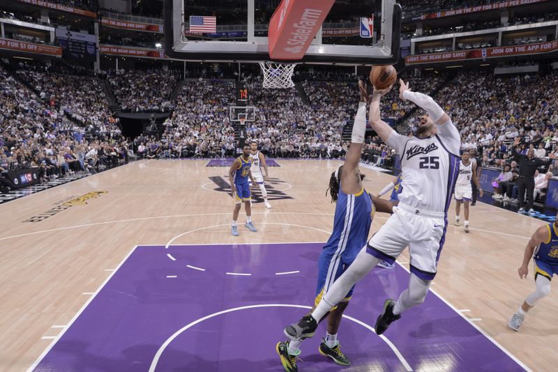 SACRAMENTO, CA - APRIL 16: Alex Len #25 of the Sacramento Kings drives to the basket during the game against the Golden State Warriors during the 2024 Play-In Tournament on April 16, 2024 at Golden 1 Center in Sacramento, California. NOTE TO USER: User expressly acknowledges and agrees that, by downloading and or using this Photograph, user is consenting to the terms and conditions of the Getty Images License Agreement. Mandatory Copyright Notice: Copyright 2024 NBAE (Photo by Rocky Widner/NBAE via Getty Images)