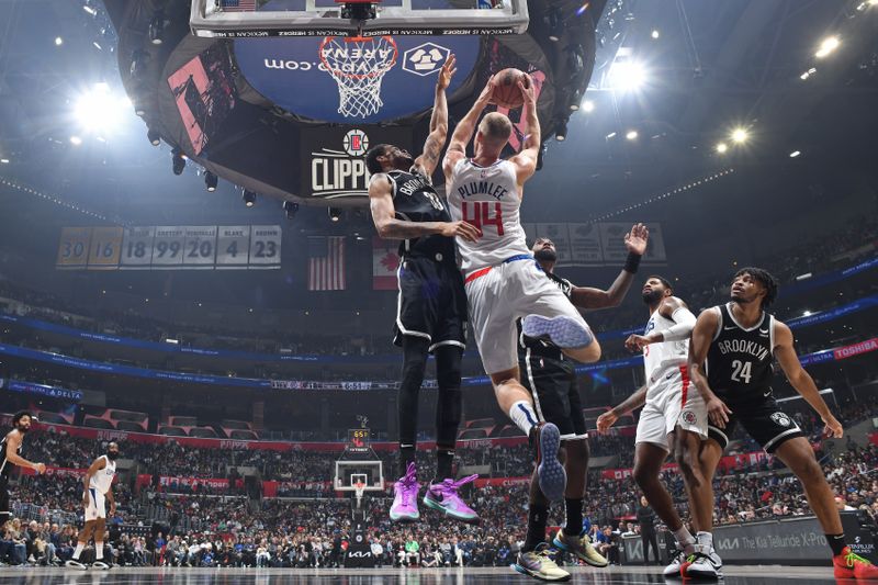 LOS ANGELES, CA - JANUARY 21: Mason Plumlee #44 of the LA Clippers drives to the basket during the game against the Brooklyn Nets on January 21, 2024 at Crypto.Com Arena in Los Angeles, California. NOTE TO USER: User expressly acknowledges and agrees that, by downloading and/or using this Photograph, user is consenting to the terms and conditions of the Getty Images License Agreement. Mandatory Copyright Notice: Copyright 2024 NBAE (Photo by Adam Pantozzi/NBAE via Getty Images)