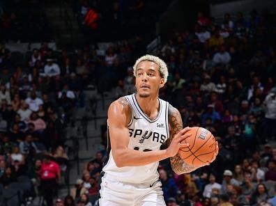 SAN ANTONIO, TX - NOVEMBER 12: Jeremy Sochan #10 of the San Antonio Spurs looks to pass the ball during the game against the Miami Heat on November 12, 2023 at the Frost Bank Center in San Antonio, Texas. NOTE TO USER: User expressly acknowledges and agrees that, by downloading and or using this photograph, user is consenting to the terms and conditions of the Getty Images License Agreement. Mandatory Copyright Notice: Copyright 2023 NBAE (Photos by Michael Gonzales/NBAE via Getty Images)