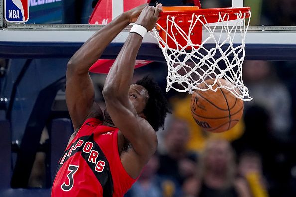 INDIANAPOLIS, INDIANA - NOVEMBER 22: OG Anunoby #3 of the Toronto Raptors dunks the ball in the first quarter against the Indiana Pacers at Gainbridge Fieldhouse on November 22, 2023 in Indianapolis, Indiana. NOTE TO USER: User expressly acknowledges and agrees that, by downloading and or using this photograph, User is consenting to the terms and conditions of the Getty Images License Agreement. (Photo by Dylan Buell/Getty Images)