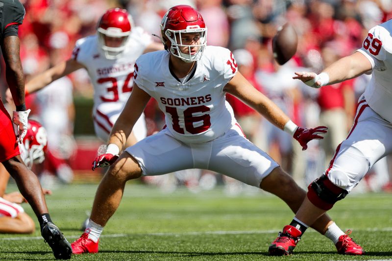 Sep 23, 2023; Cincinnati, Ohio, USA; Oklahoma Sooners tight end Blake Smith (16) prepares for the extra point against the Cincinnati Bearcats in the second half at Nippert Stadium. Mandatory Credit: Katie Stratman-USA TODAY Sports