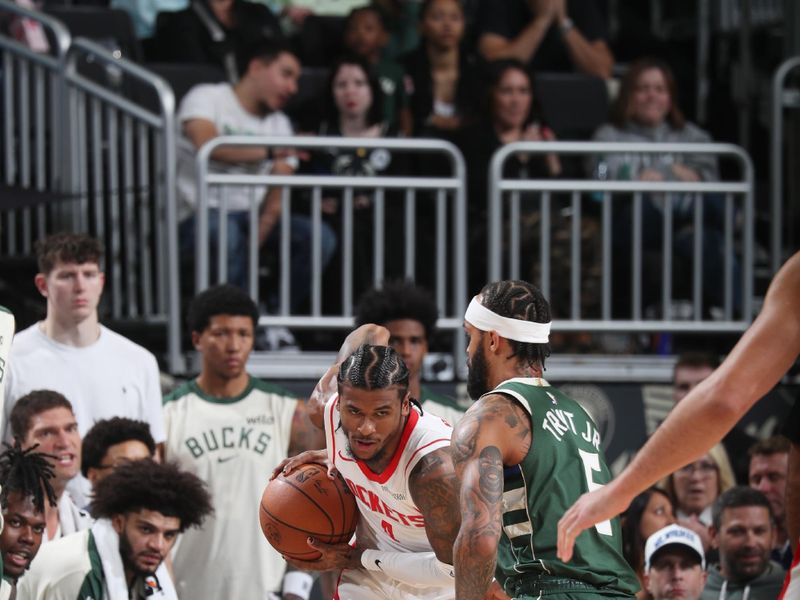 MILWAUKEE, WI - NOVEMBER 18: Jalen Green #4 of the Houston Rockets looks to pass the ball during the game against the Milwaukee Bucks on November 18, 2024 at the Fiserv Forum Center in Milwaukee, Wisconsin. NOTE TO USER: User expressly acknowledges and agrees that, by downloading and or using this Photograph, user is consenting to the terms and conditions of the Getty Images License Agreement. Mandatory Copyright Notice: Copyright 2024 NBAE (Photo by Gary Dineen/NBAE via Getty Images).