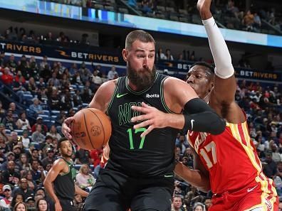 NEW ORLEANS, LA - NOVEMBER 4: Jonas Valanciunas #17 of the New Orleans Pelicans drives to the basket during the game against the Atlanta Hawks on November 4, 2023 at the Smoothie King Center in New Orleans, Louisiana. NOTE TO USER: User expressly acknowledges and agrees that, by downloading and or using this Photograph, user is consenting to the terms and conditions of the Getty Images License Agreement. Mandatory Copyright Notice: Copyright 2023 NBAE (Photo by Layne Murdoch Jr./NBAE via Getty Images)