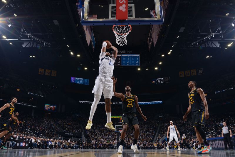 SAN FRANCISCO, CA - NOVEMBER 12: Daniel Gafford #21 of the Dallas Mavericks drives to the basket during the game against the Golden State Warriors during the Emirates NBA Cup game on November 12, 2024 at Chase Center in San Francisco, California. NOTE TO USER: User expressly acknowledges and agrees that, by downloading and or using this photograph, user is consenting to the terms and conditions of Getty Images License Agreement. Mandatory Copyright Notice: Copyright 2024 NBAE (Photo by Noah Graham/NBAE via Getty Images)