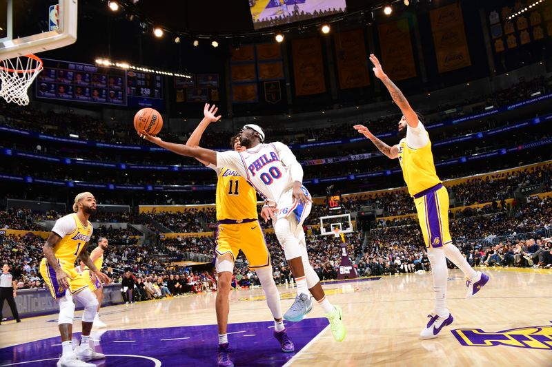 LOS ANGELES, CA - NOVEMBER 8: Reggie Jackson #00 of the Philadelphia 76ers shoots the ball during the game against the Los Angeles Lakers on Novemberr 8, 2024 at Crypto.Com Arena in Los Angeles, California. NOTE TO USER: User expressly acknowledges and agrees that, by downloading and/or using this Photograph, user is consenting to the terms and conditions of the Getty Images License Agreement. Mandatory Copyright Notice: Copyright 2024 NBAE (Photo by Adam Pantozzi/NBAE via Getty Images)