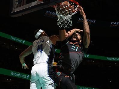 WASHINGTON, DC -? DECEMBER 26:  Daniel Gafford #21 of the Washington Wizards goes to the basket during the game on December 26, 2023 at Capital One Arena in Washington, DC. NOTE TO USER: User expressly acknowledges and agrees that, by downloading and or using this Photograph, user is consenting to the terms and conditions of the Getty Images License Agreement. Mandatory Copyright Notice: Copyright 2023 NBAE (Photo by Stephen Gosling/NBAE via Getty Images)